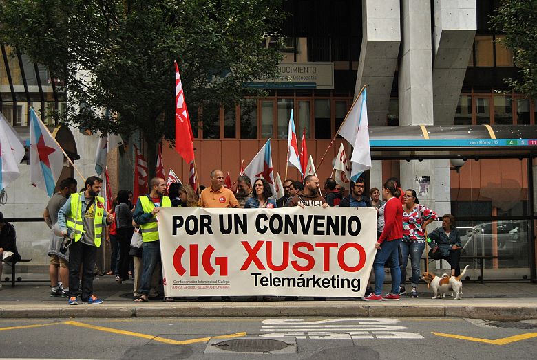 16-07-11 MobilizacionCentrosChamadasACorunha00.JPG